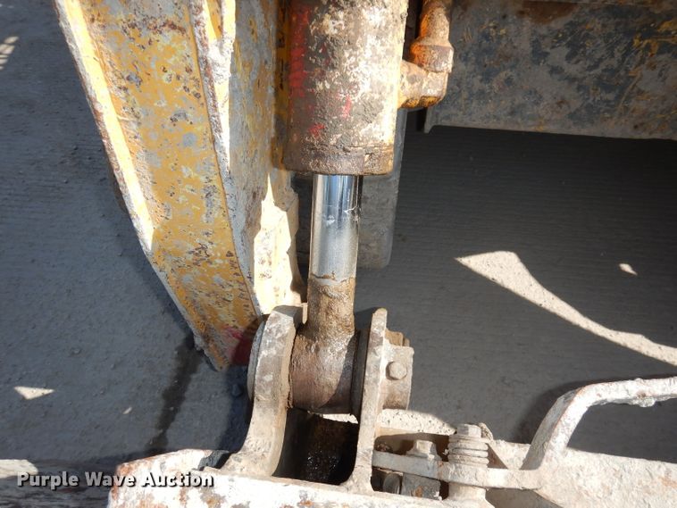image for item DJ6914 2004 Gehl CTL70  tracked skid steer loader