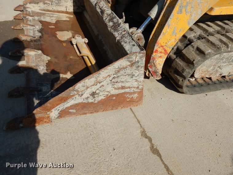 image for item DJ6914 2004 Gehl CTL70  tracked skid steer loader