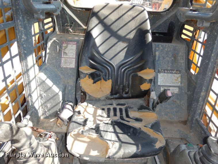 image for item DJ6914 2004 Gehl CTL70  tracked skid steer loader