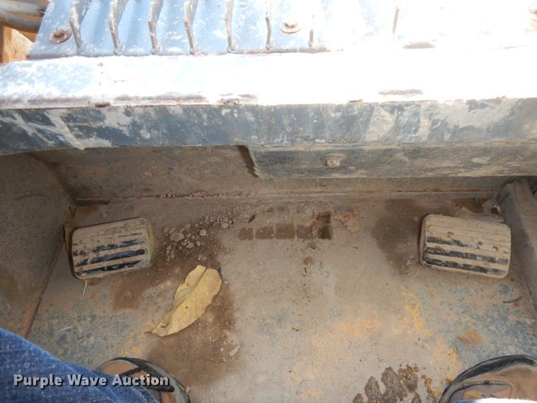 image for item DJ6914 2004 Gehl CTL70  tracked skid steer loader