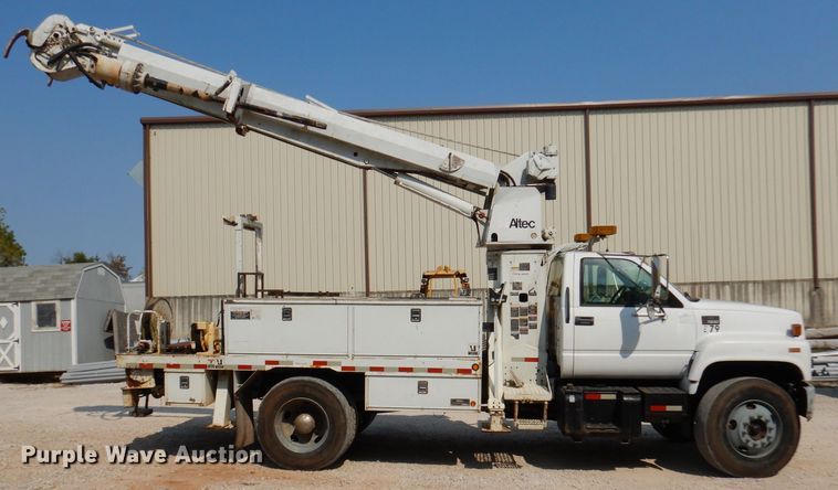 image for item DY9532 2002 Chevrolet C7500  digger derrick truck