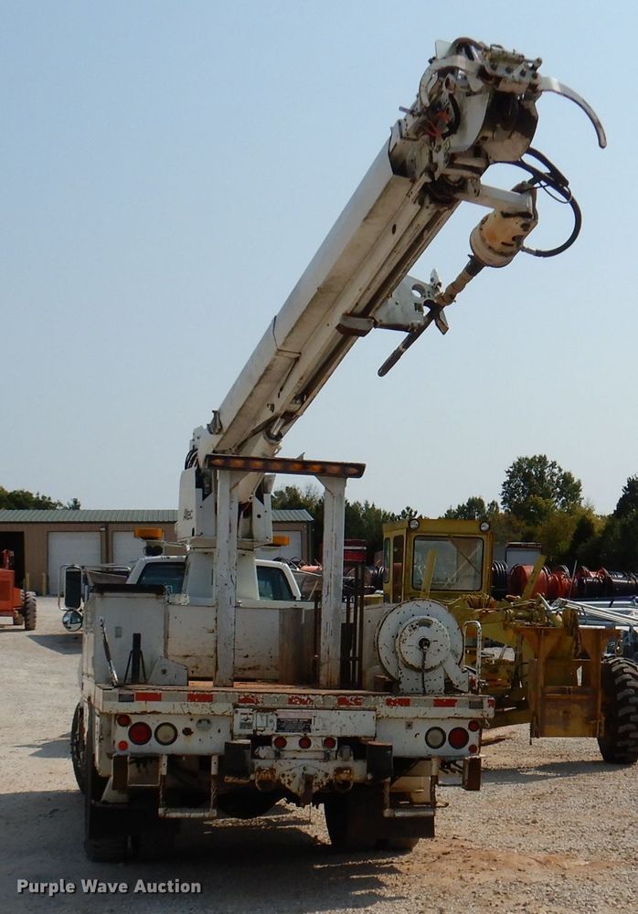 image for item DY9532 2002 Chevrolet C7500  digger derrick truck