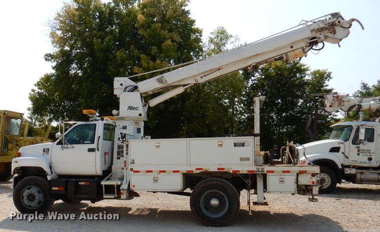 image for item DY9532 2002 Chevrolet C7500  digger derrick truck