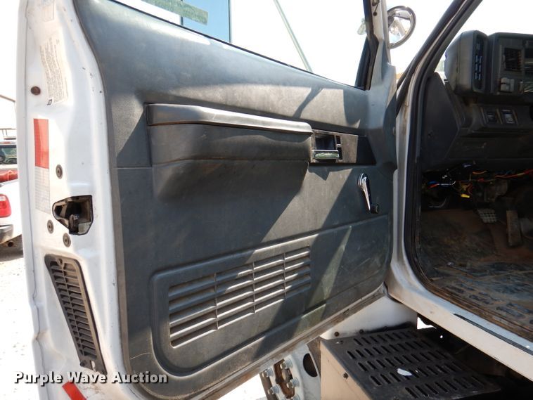 image for item DY9532 2002 Chevrolet C7500  digger derrick truck