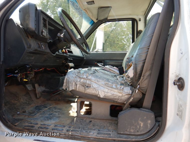 image for item DY9532 2002 Chevrolet C7500  digger derrick truck