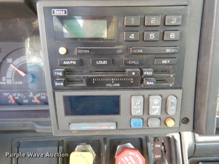 image for item DY9532 2002 Chevrolet C7500  digger derrick truck