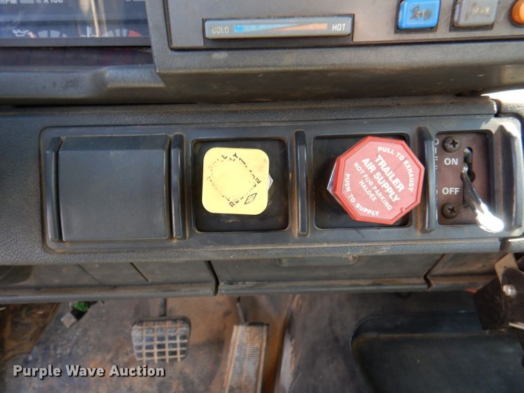 image for item DY9532 2002 Chevrolet C7500  digger derrick truck