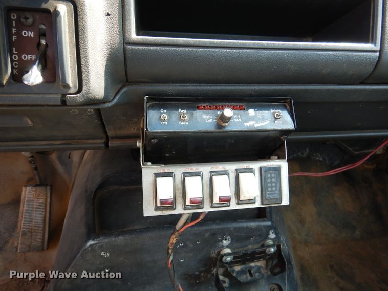 image for item DY9532 2002 Chevrolet C7500  digger derrick truck