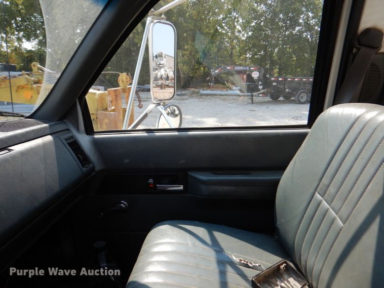 image for item DY9532 2002 Chevrolet C7500  digger derrick truck