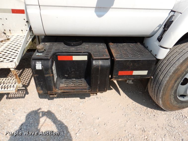 image for item DY9532 2002 Chevrolet C7500  digger derrick truck