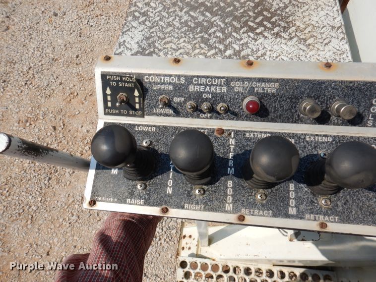 image for item DY9532 2002 Chevrolet C7500  digger derrick truck