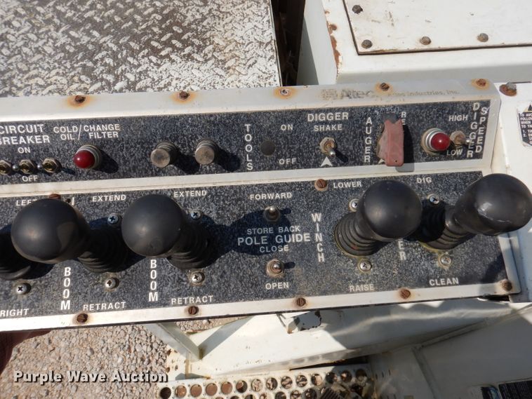 image for item DY9532 2002 Chevrolet C7500  digger derrick truck