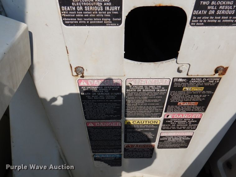 image for item DY9532 2002 Chevrolet C7500  digger derrick truck