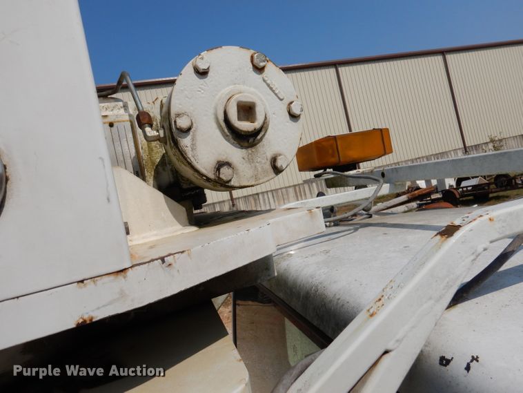 image for item DY9532 2002 Chevrolet C7500  digger derrick truck