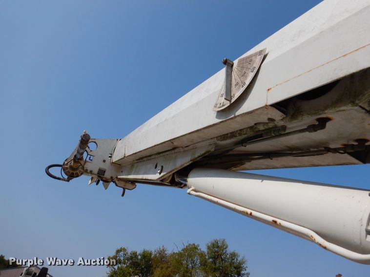 image for item DY9532 2002 Chevrolet C7500  digger derrick truck