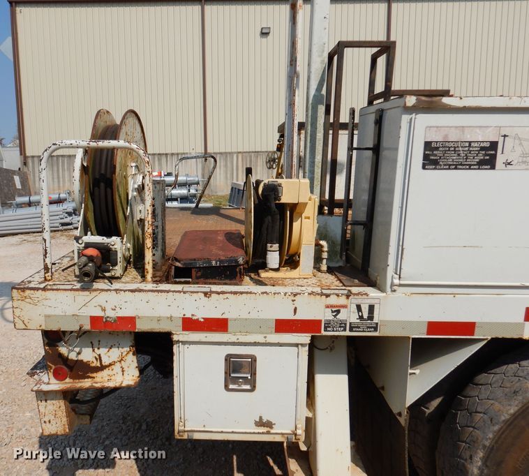 image for item DY9532 2002 Chevrolet C7500  digger derrick truck