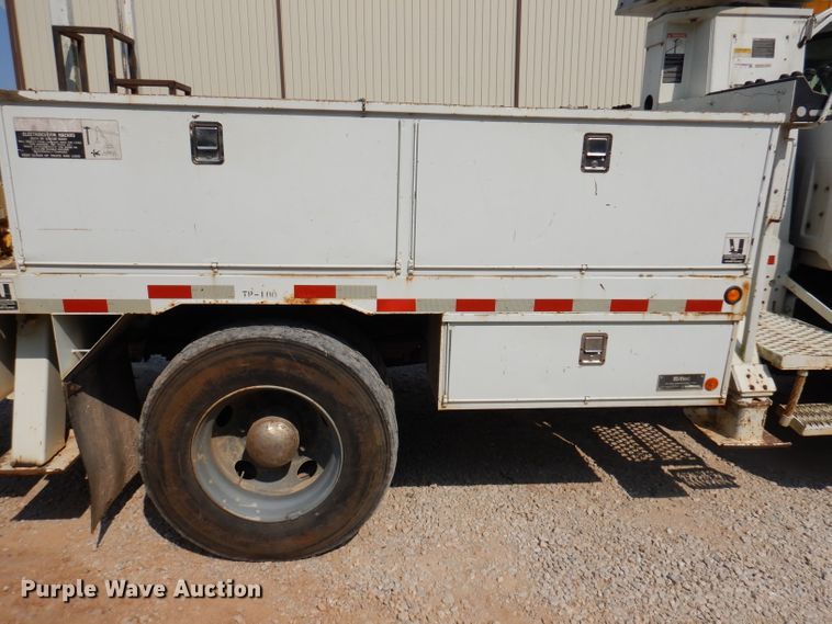 image for item DY9532 2002 Chevrolet C7500  digger derrick truck