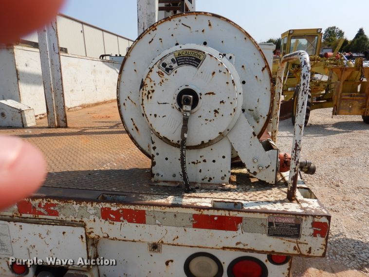 image for item DY9532 2002 Chevrolet C7500  digger derrick truck