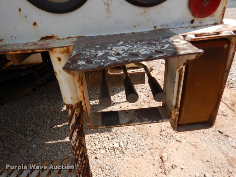 image for item DY9532 2002 Chevrolet C7500  digger derrick truck