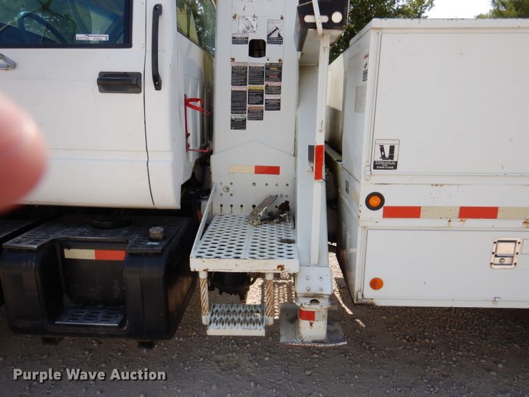 image for item DY9532 2002 Chevrolet C7500  digger derrick truck
