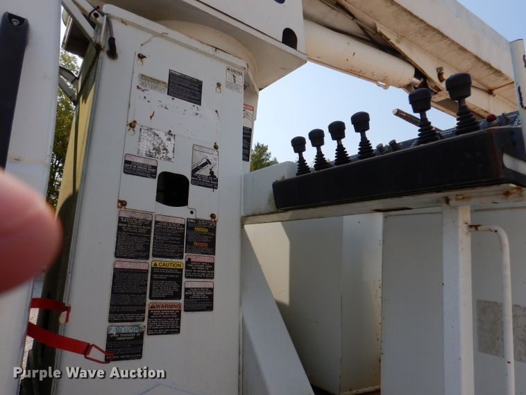 image for item DY9532 2002 Chevrolet C7500  digger derrick truck