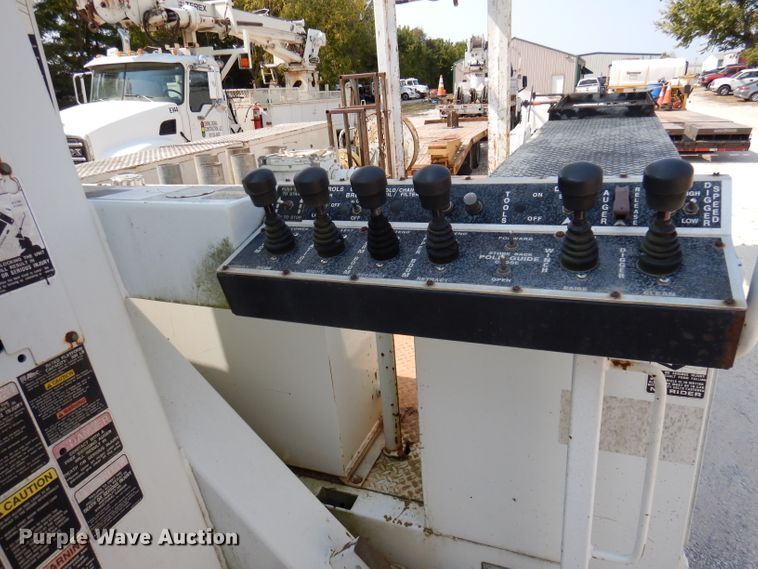 image for item DY9532 2002 Chevrolet C7500  digger derrick truck