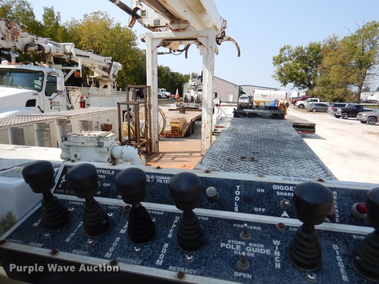 image for item DY9532 2002 Chevrolet C7500  digger derrick truck