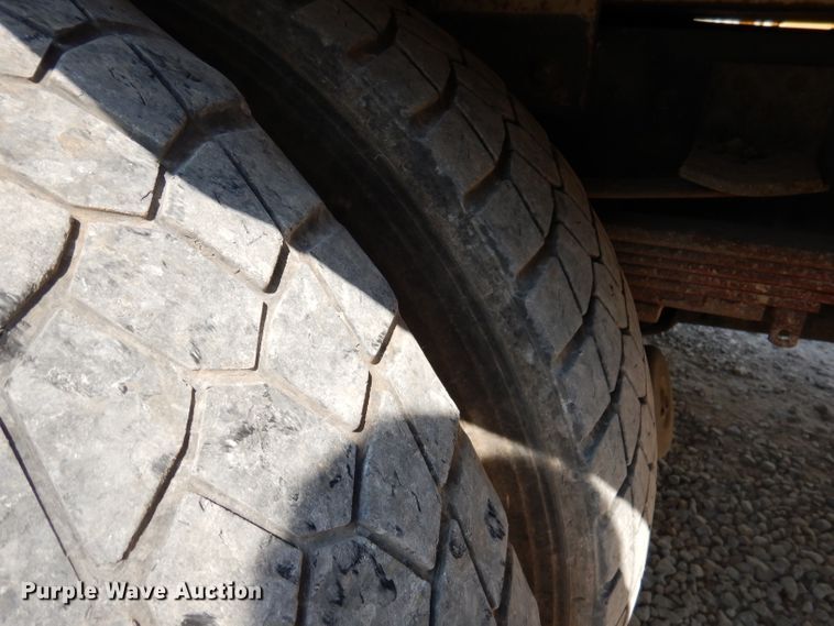 image for item DY9532 2002 Chevrolet C7500  digger derrick truck