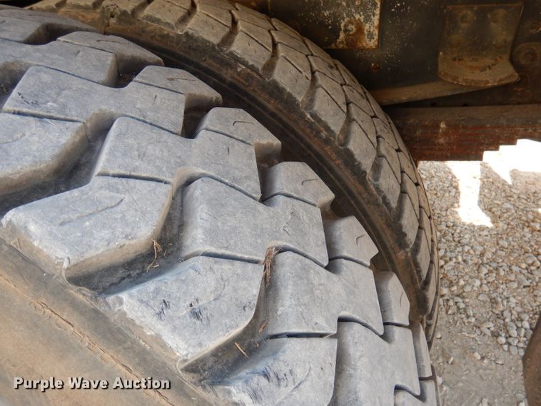 image for item DY9532 2002 Chevrolet C7500  digger derrick truck