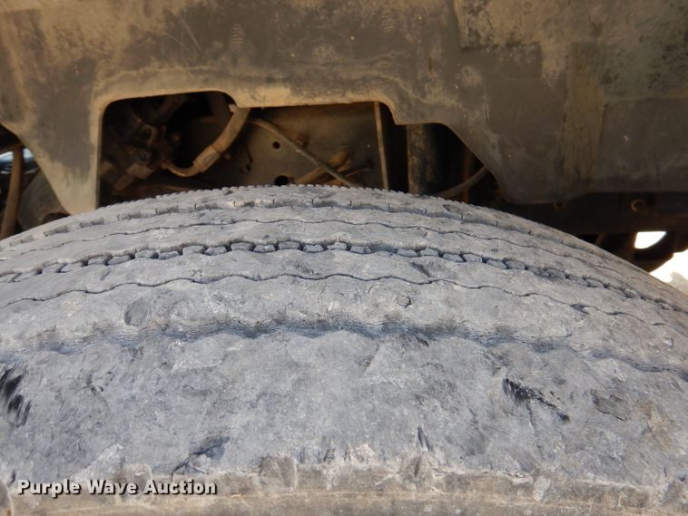 image for item DY9532 2002 Chevrolet C7500  digger derrick truck