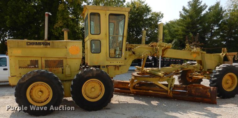 image for item DY9533 1976 Champion 720  motor grader
