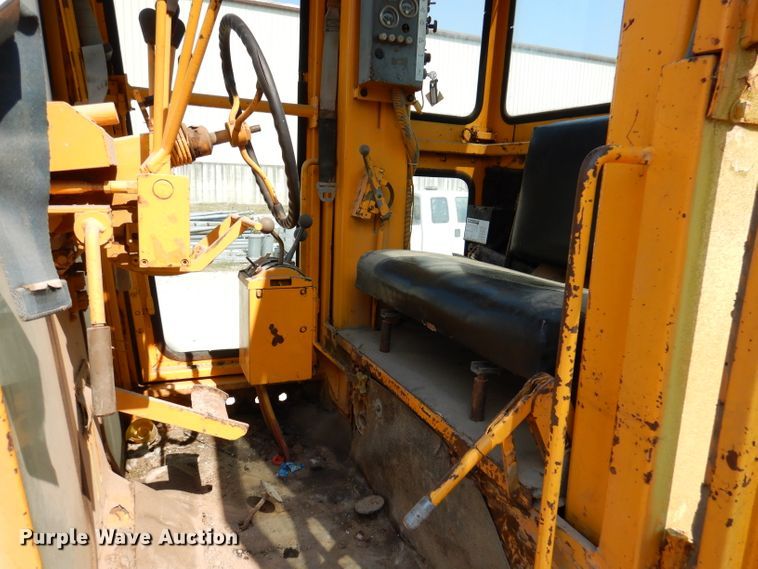 image for item DY9533 1976 Champion 720  motor grader