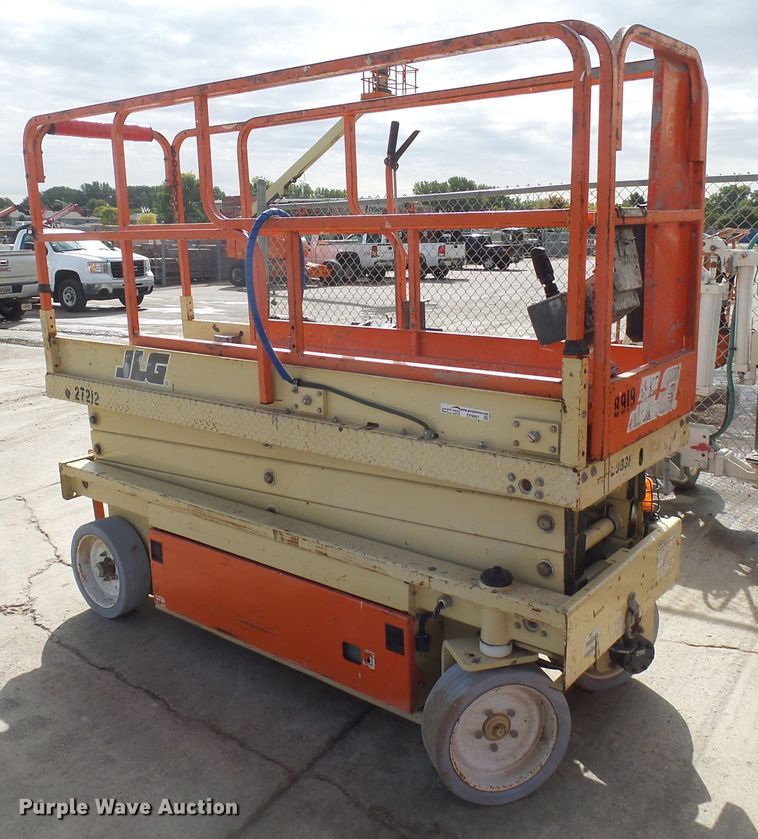 image for item EF9661 1999 JLG 2033E  scissor lift