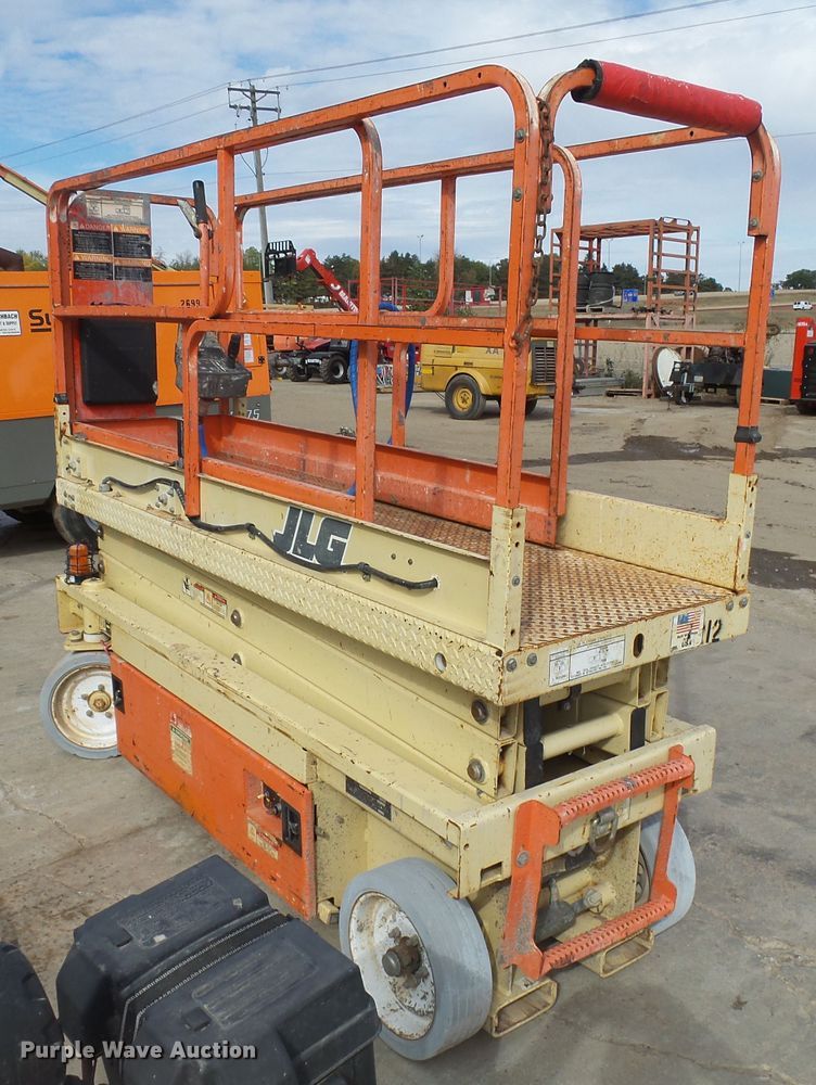 image for item EF9661 1999 JLG 2033E  scissor lift