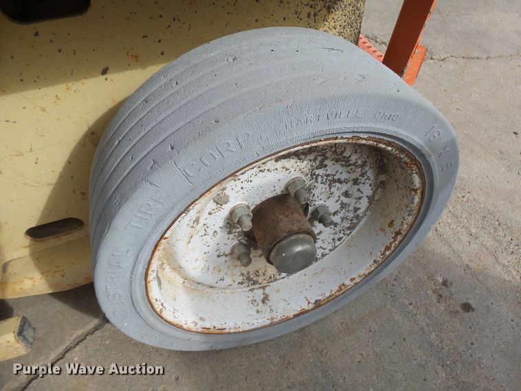 image for item EF9661 1999 JLG 2033E  scissor lift