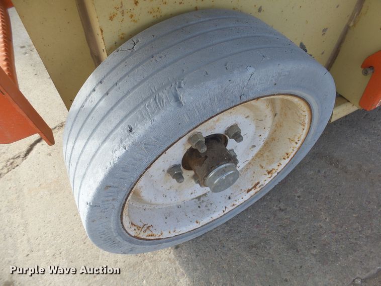 image for item EF9661 1999 JLG 2033E  scissor lift