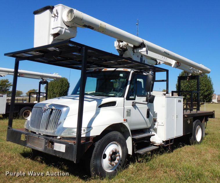 image for item FW9762 2003 International 4300  bucket truck