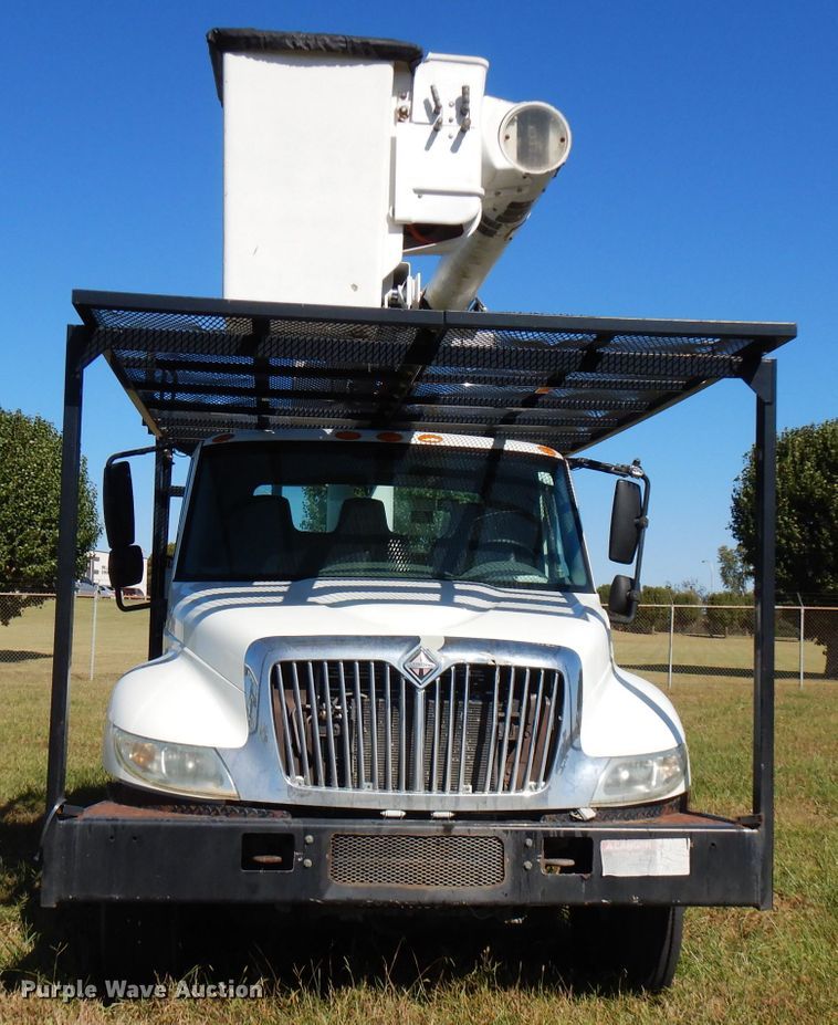 image for item FW9762 2003 International 4300  bucket truck