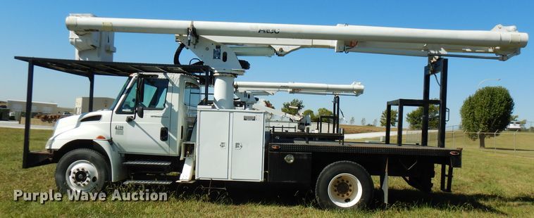 image for item FW9762 2003 International 4300  bucket truck