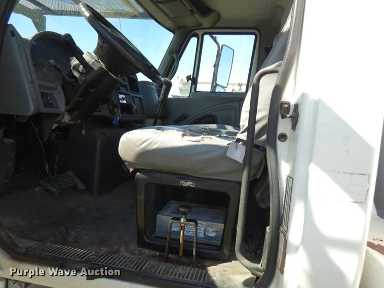 image for item FW9762 2003 International 4300  bucket truck