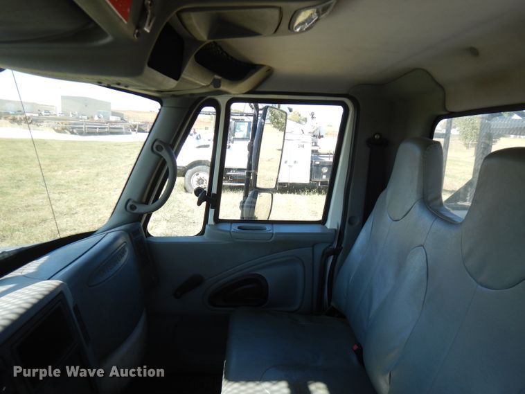 image for item FW9762 2003 International 4300  bucket truck