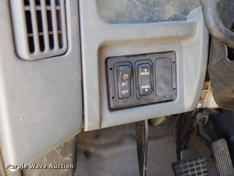 image for item FW9762 2003 International 4300  bucket truck