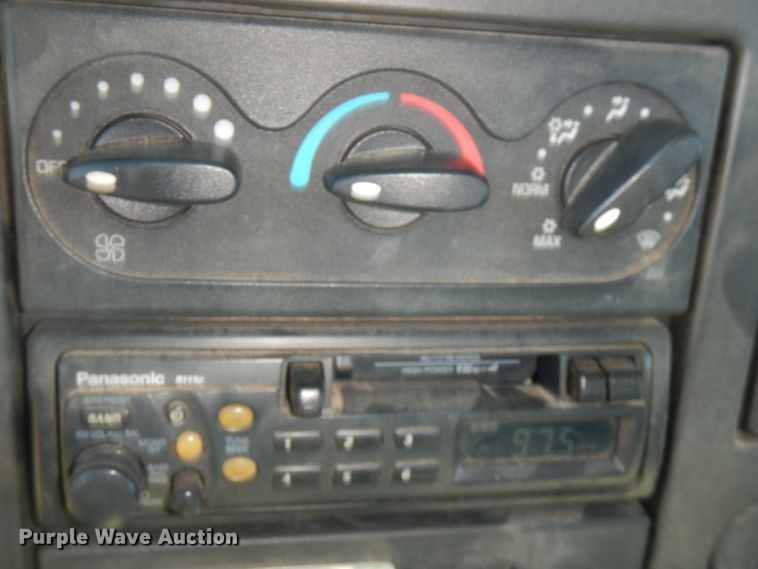 image for item FW9762 2003 International 4300  bucket truck