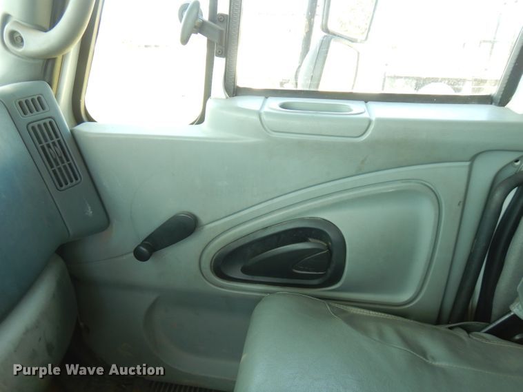 image for item FW9762 2003 International 4300  bucket truck