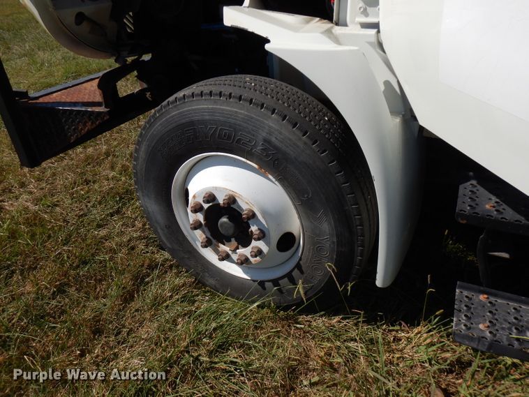 image for item FW9762 2003 International 4300  bucket truck