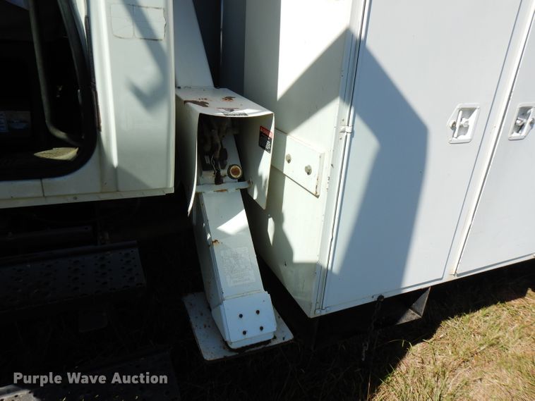 image for item FW9762 2003 International 4300  bucket truck