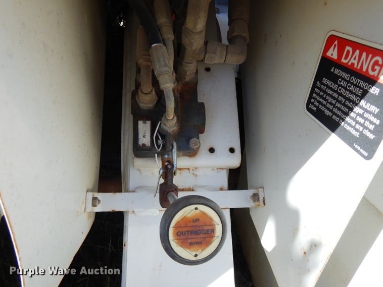 image for item FW9762 2003 International 4300  bucket truck