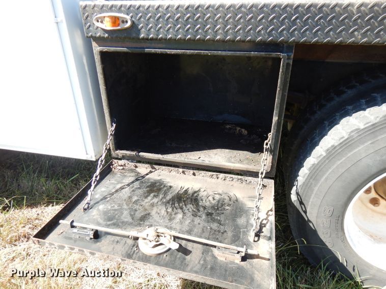 image for item FW9762 2003 International 4300  bucket truck