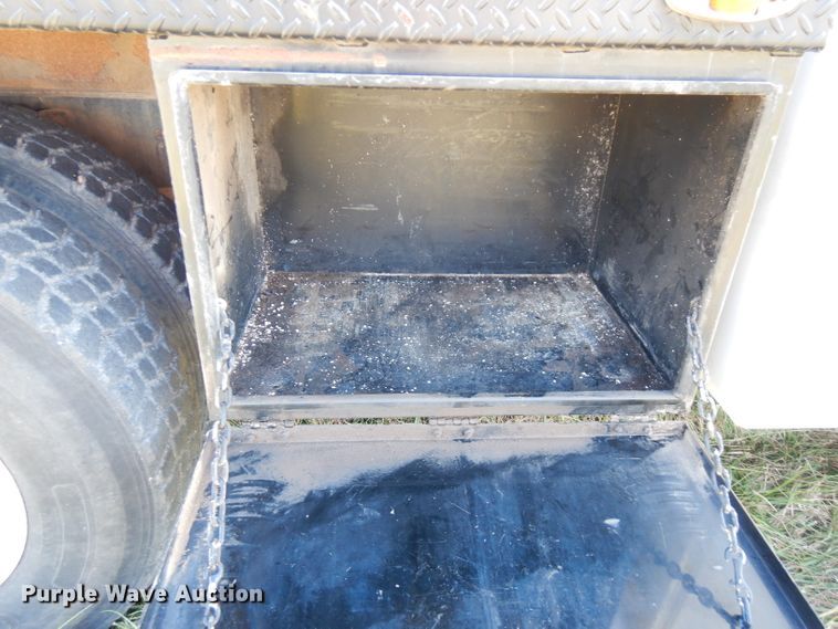 image for item FW9762 2003 International 4300  bucket truck