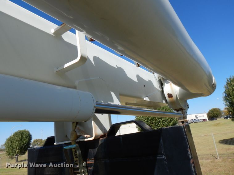 image for item FW9762 2003 International 4300  bucket truck